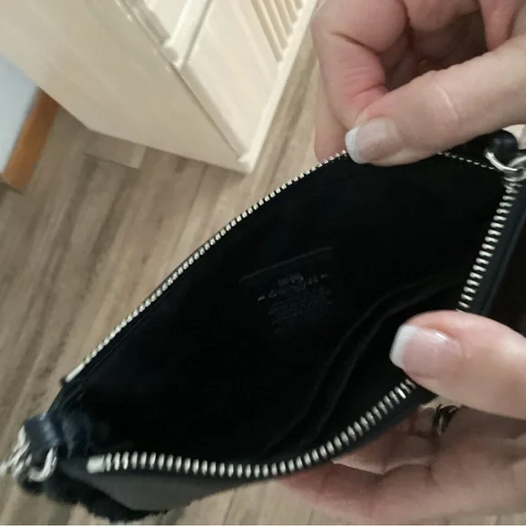 Coach BP Shearling corner zip black wristlet - Picture 4 of 4